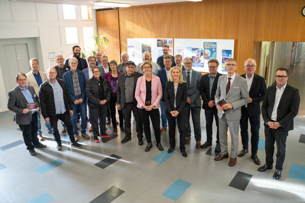 Gruppenbild mit Vertreterinnen und Vertretern der 18 Verbund-Mitgliedern des Astronomie Netzwerks Weser - Ems sowie dem Ersten Stadtrat Armin Schönfelder