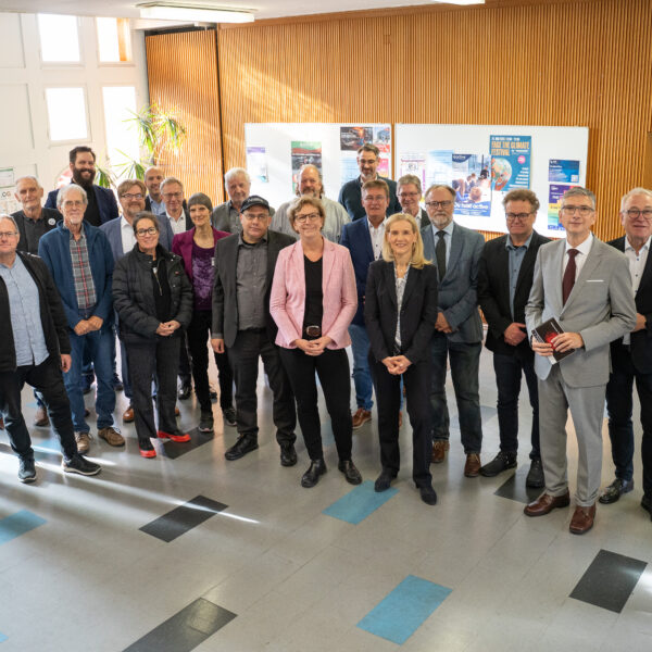 Gruppenbild mit Vertreterinnen und Vertretern der 18 Verbund-Mitgliedern des Astronomie Netzwerks Weser - Ems sowie dem Ersten Stadtrat Armin Schönfelder