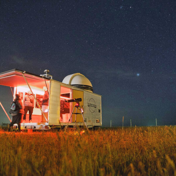 Nacht und Sterne am Meer genießen