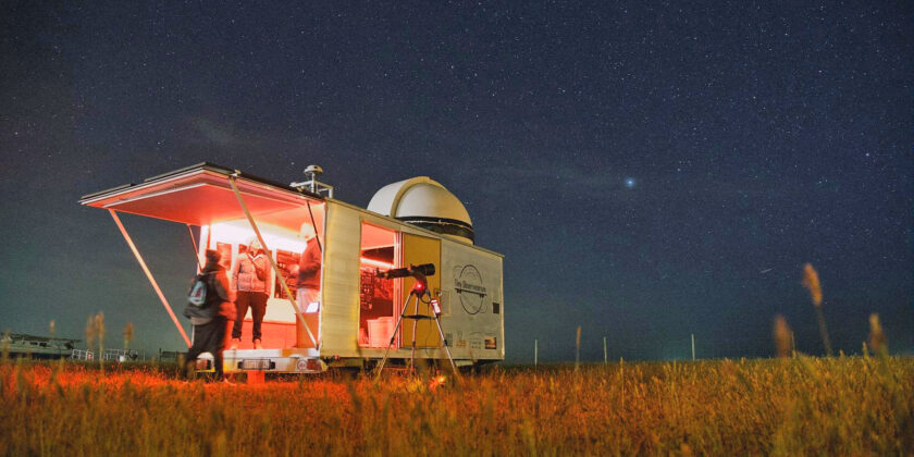 Nacht und Sterne am Meer genießen